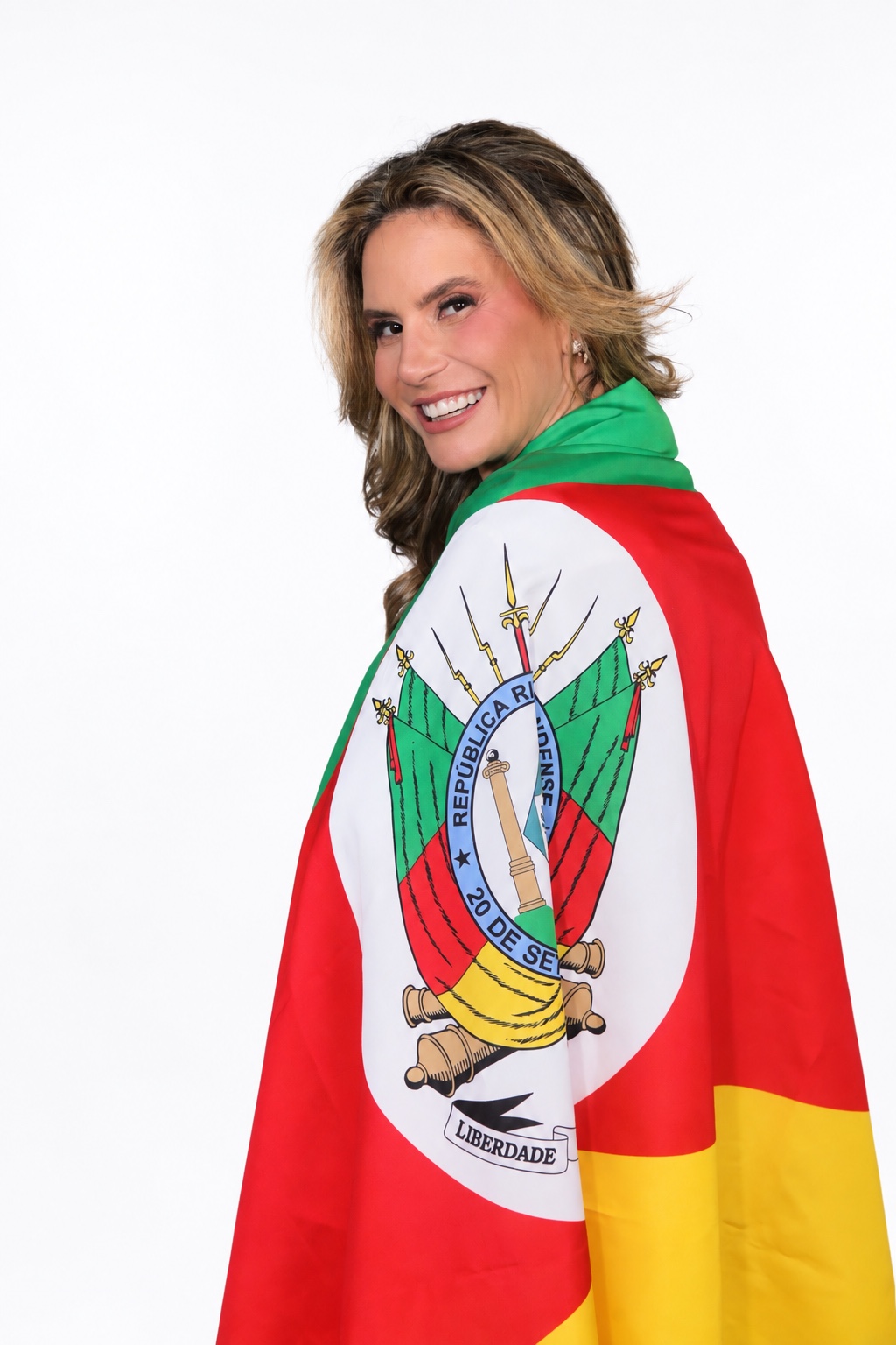 Ali Klemt com a bandeira do Rio Grande do Sul