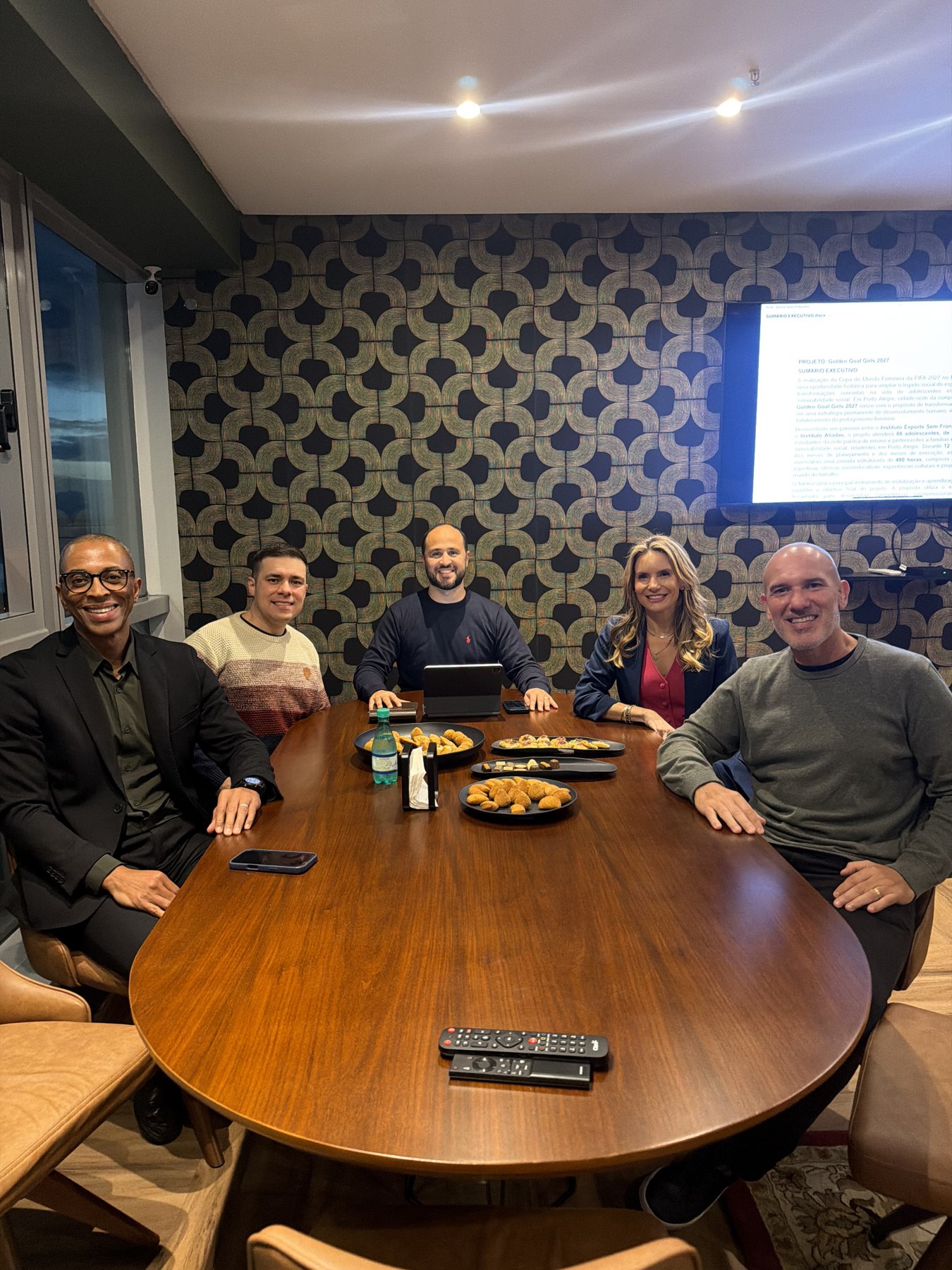 Reunião de trabalho do projeto Golden Goal Girls 2027 com Ali Klemt e a equipe do IESF
