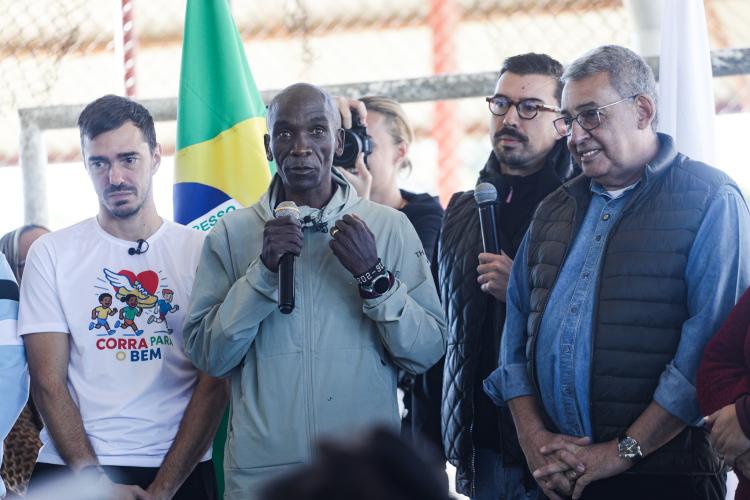 Crianças e adolescentes do projeto Corra para o Bem no Centro Esportivo e Cultural Bom Jesus