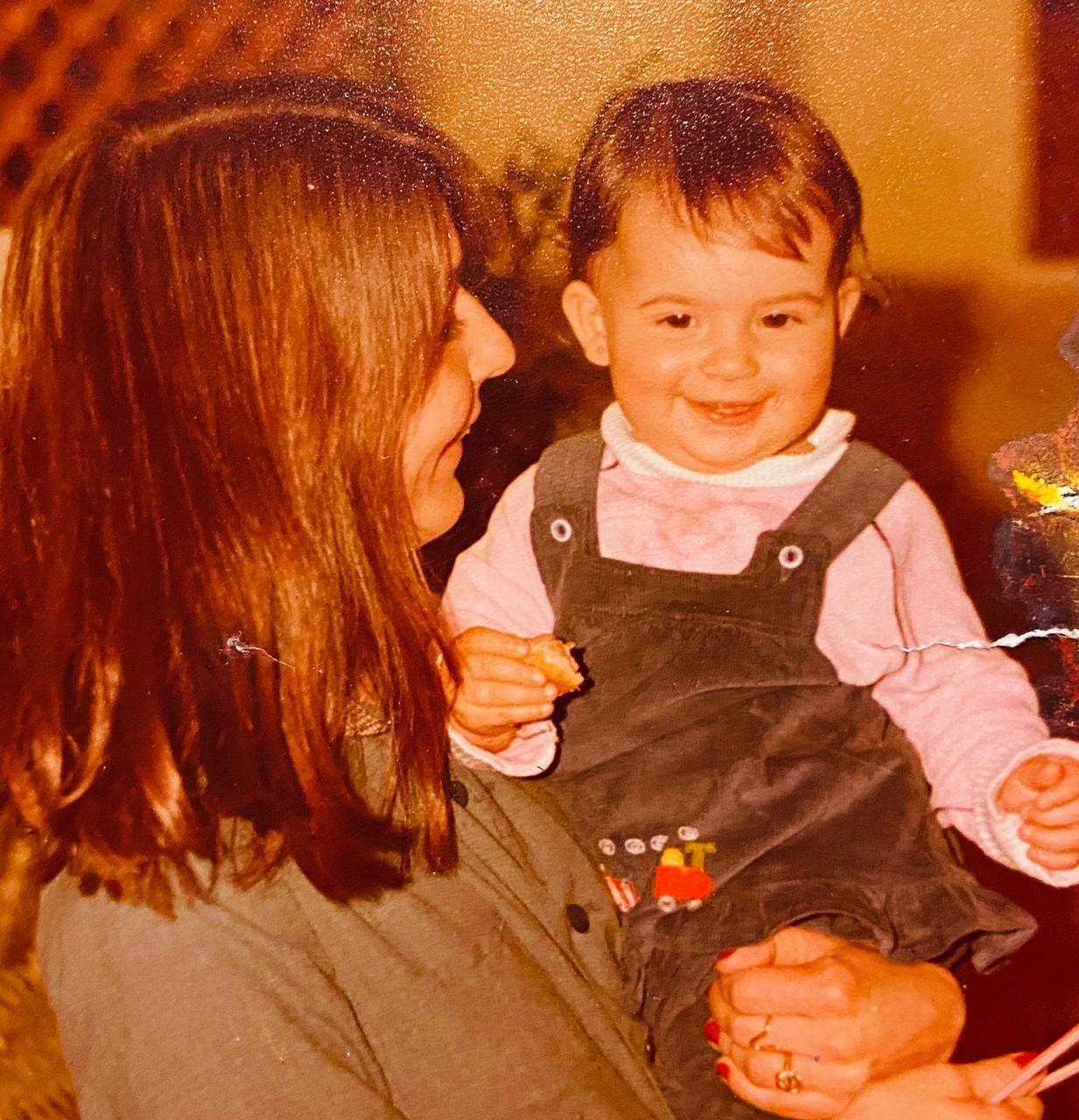 Ali com um dos filhos ainda bebê
