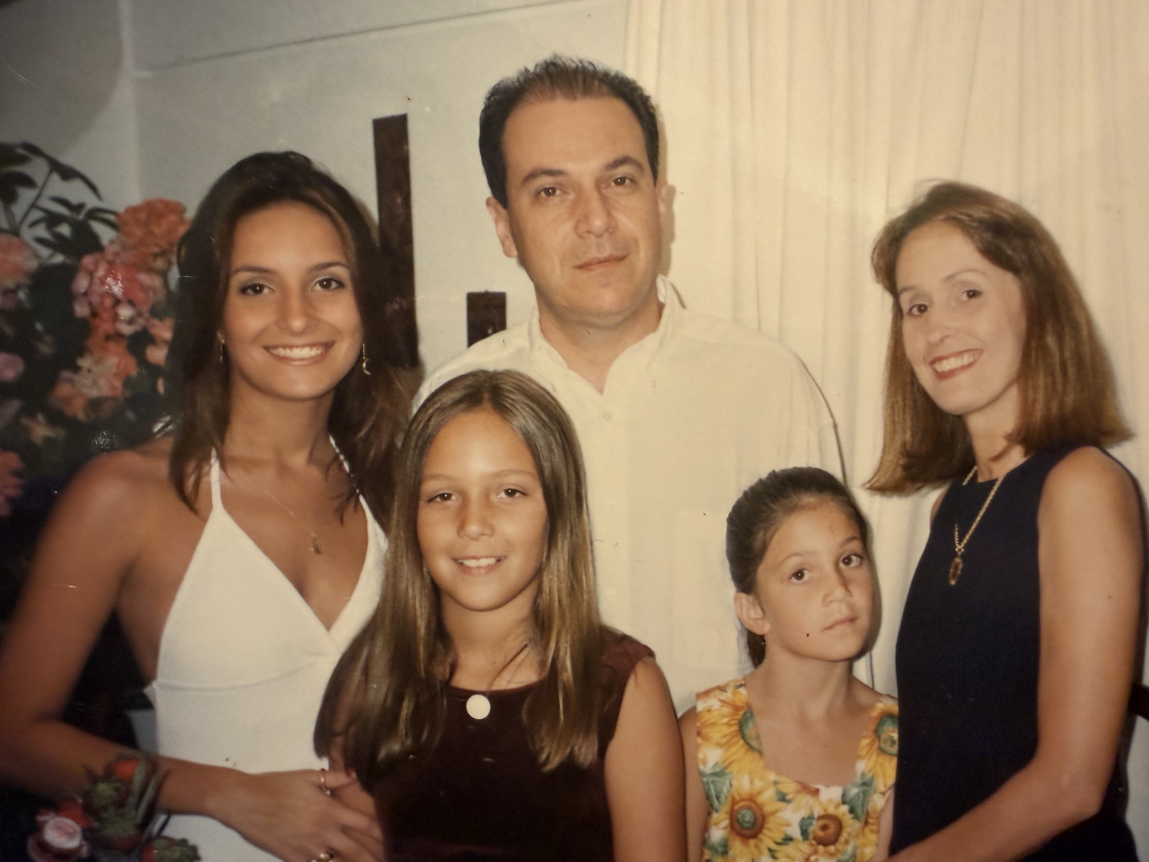 Ali com os pais e irmãs