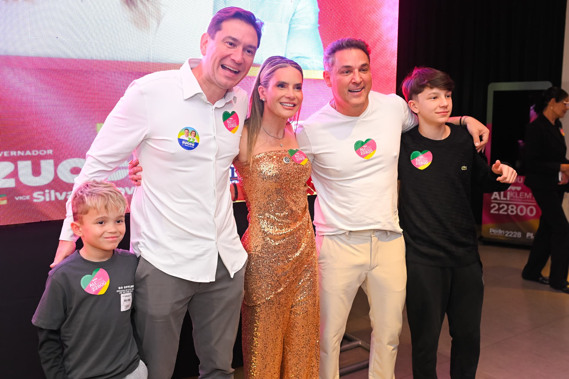 Ali Klemt ao lado de apoiadores durante o encontro
