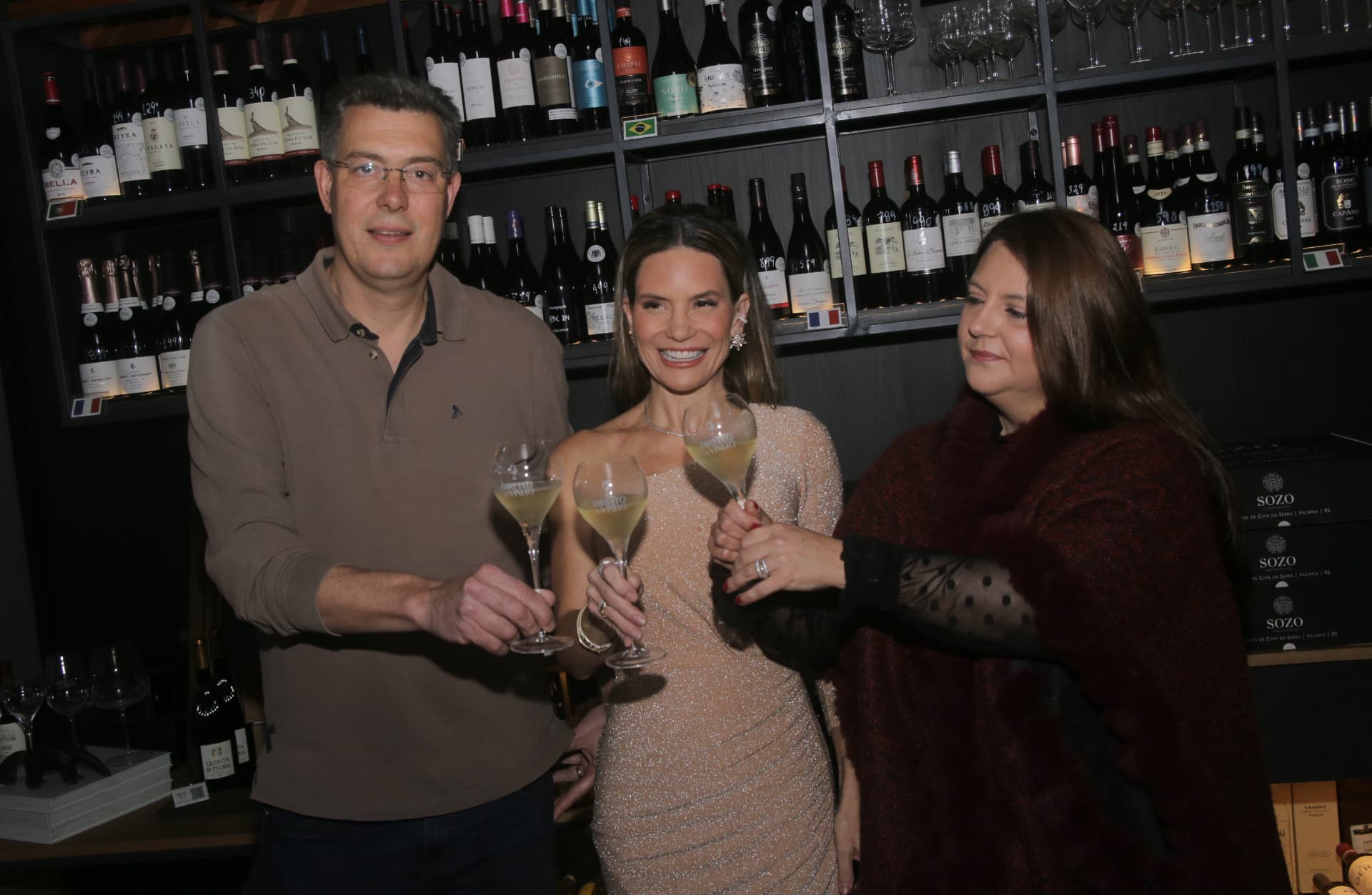 Ali Klemt brinda com convidados durante o lançamento do espumante Ali Klemt Nature