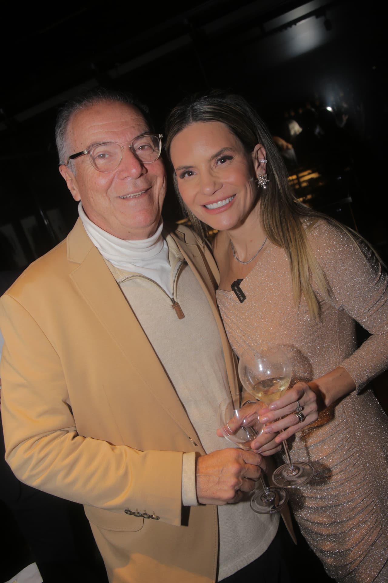 Ali Klemt ao lado de convidado no evento de lançamento do espumante